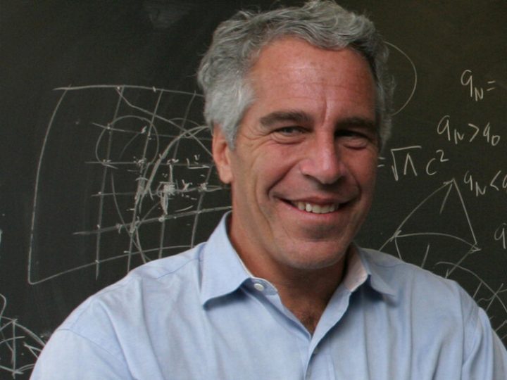 بسبب “شبح” المجرم الجنسي إبستين.. إلغاء صور الفصول الدراسية في مدارس أمريكية