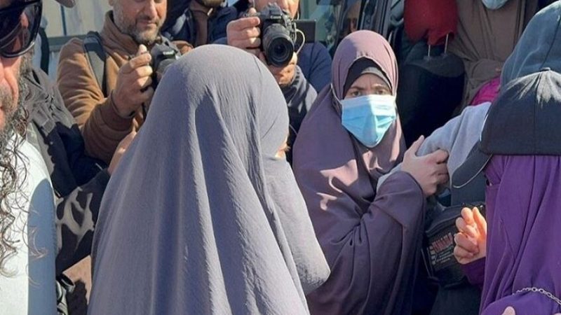 34 فردا يغادرون مخيم “روج” لعائلات “داعش” إلى أستراليا عبر دمشق (صور)