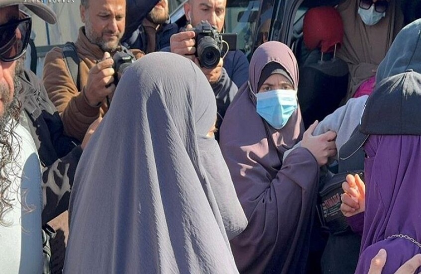 34 فردا يغادرون مخيم “روج” لعائلات “داعش” إلى أستراليا عبر دمشق (صور)
