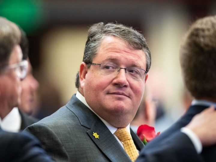 “الاختيار بين الكلاب والمسلمين ليس صعبا”.. تصريح نائب أمريكي يشعل غضبا واسعا