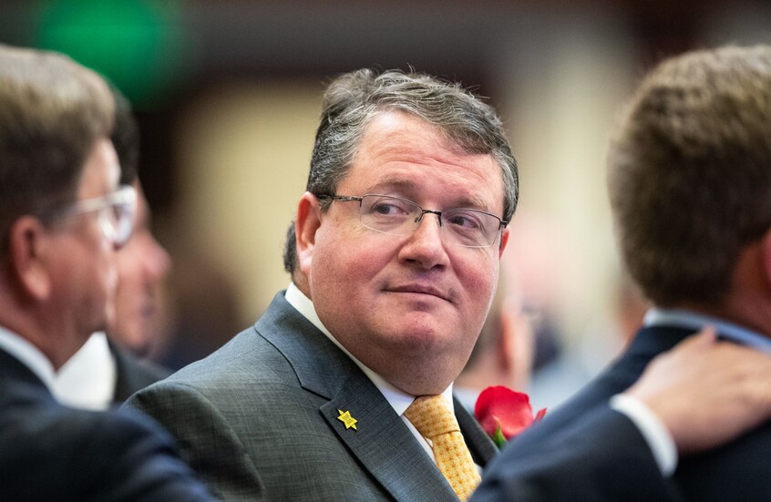 “الاختيار بين الكلاب والمسلمين ليس صعبا”.. تصريح نائب أمريكي يشعل غضبا واسعا