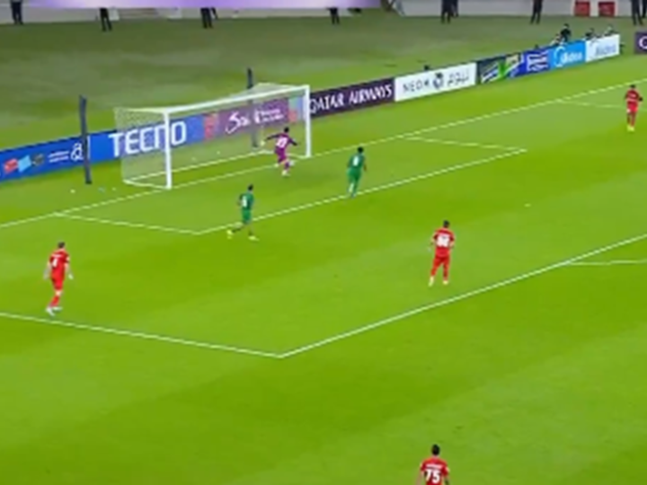 خطأ فادح من الحارس.. شباب الأهلي الإماراتي يستقبل هدفا غريبا أمام الأهلي السعودي