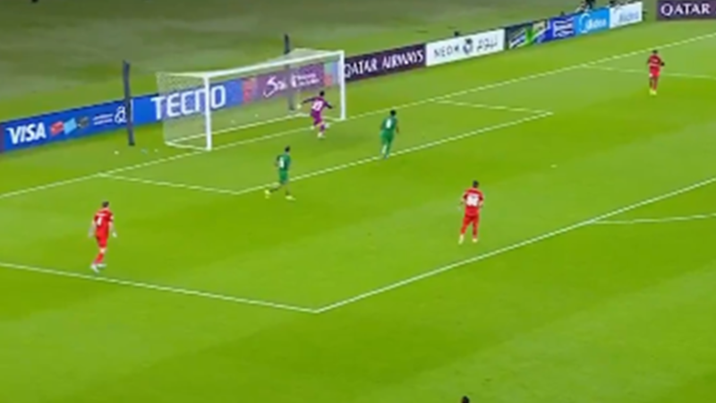 خطأ فادح من الحارس.. شباب الأهلي الإماراتي يستقبل هدفا غريبا أمام الأهلي السعودي