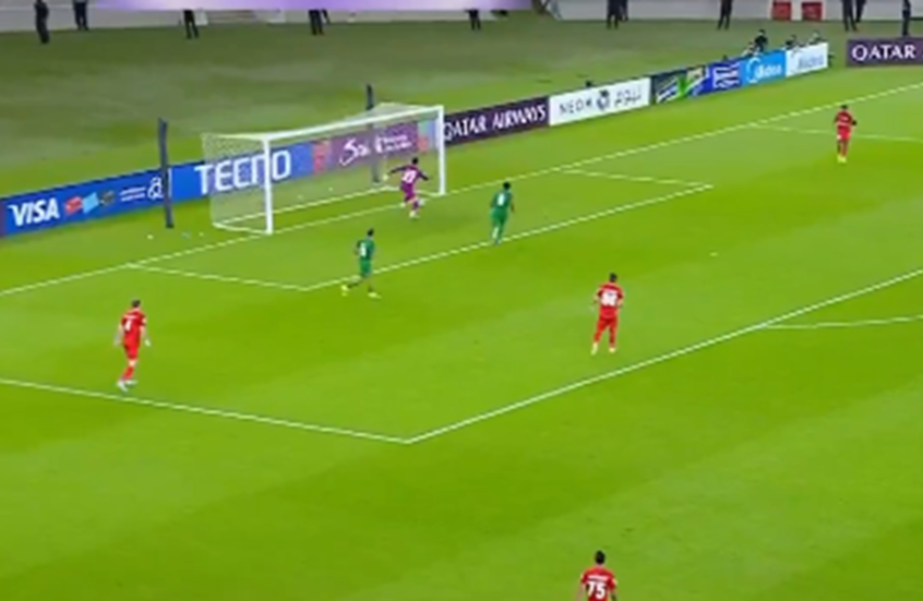 خطأ فادح من الحارس.. شباب الأهلي الإماراتي يستقبل هدفا غريبا أمام الأهلي السعودي