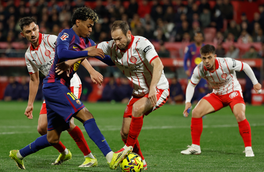 جيرونا يسقط برشلونة ويهدي ريال مدريد صدارة “الليغا”