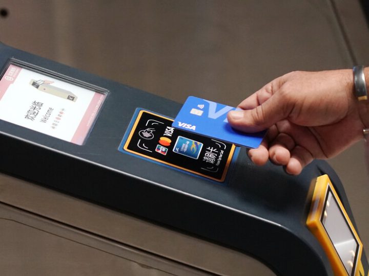 الغارديان: مصرفيون بريطانيون يبحثون إنشاء بديل وطني لـVisa وMastercard