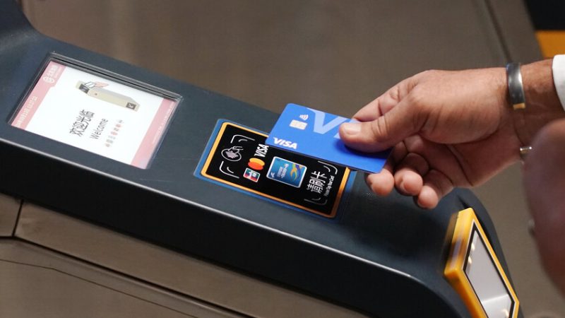 الغارديان: مصرفيون بريطانيون يبحثون إنشاء بديل وطني لـVisa وMastercard