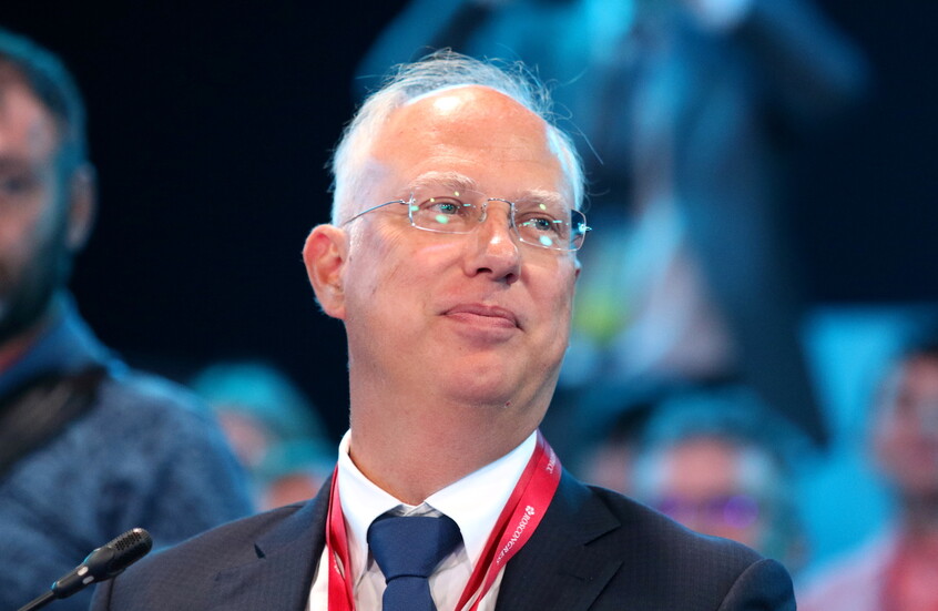 دميترييف: كلينتون تستخدم أوكرانيا لتفادي السجن