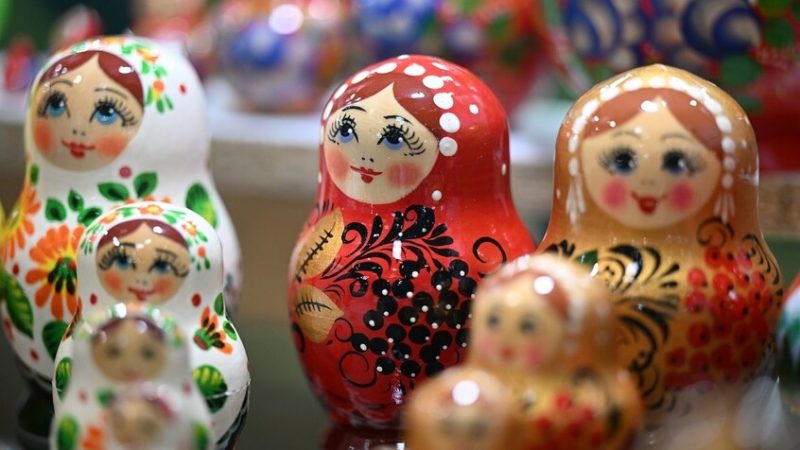 إستونيا… التحقيق مع مواطن حاول “تهريب” 170 دمية روسية إلى البلاد