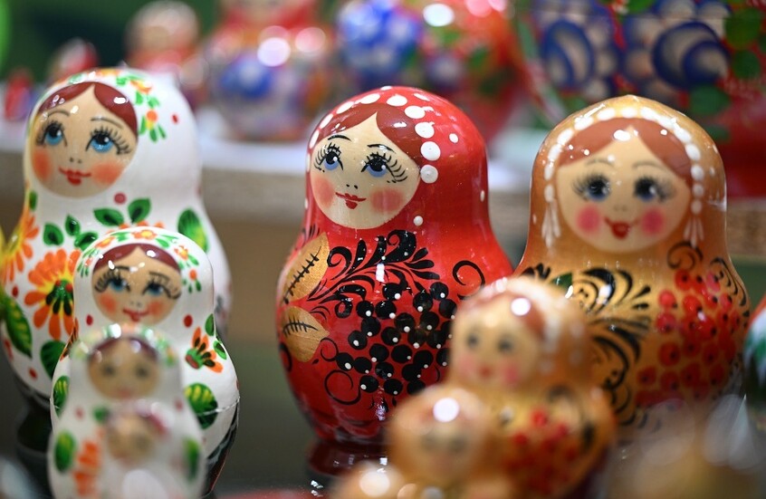 إستونيا… التحقيق مع مواطن حاول “تهريب” 170 دمية روسية إلى البلاد