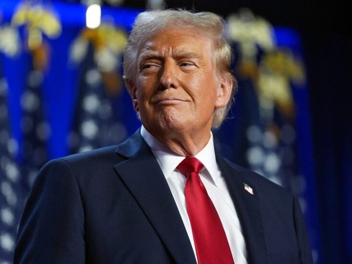 “ترامب” يتجول مع نجمة شهيرة بسيارة مكشوفة في عيد الحب (صور)