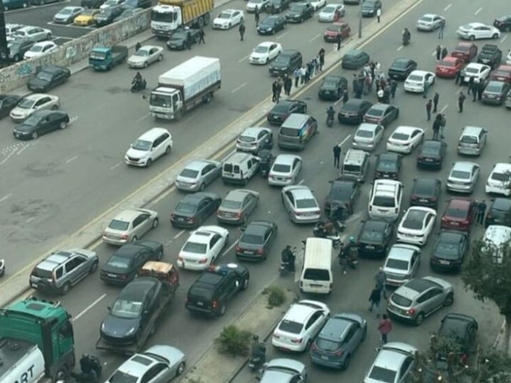لبنان.. سائقو سيارات الأجرة يقطعون الطريق وسط بيروت بسبب ارتفاع أسعار المحروقات (فيديو)