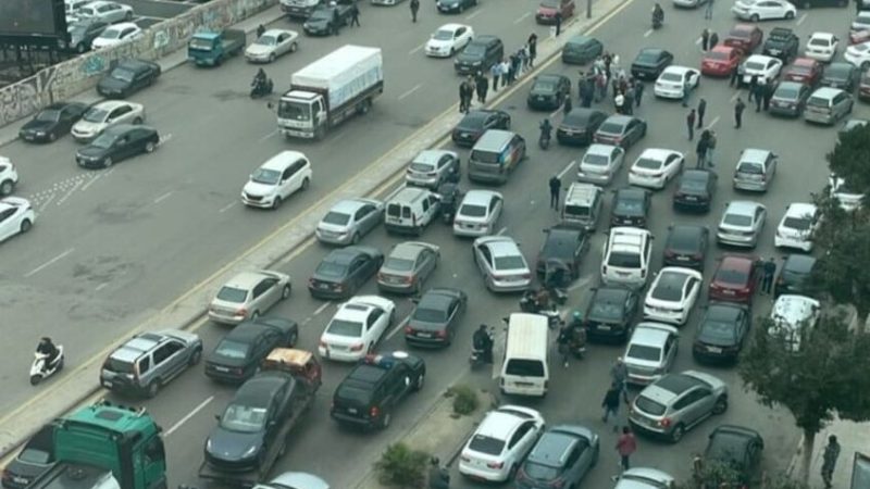 لبنان.. سائقو سيارات الأجرة يقطعون الطريق وسط بيروت بسبب ارتفاع أسعار المحروقات (فيديو)