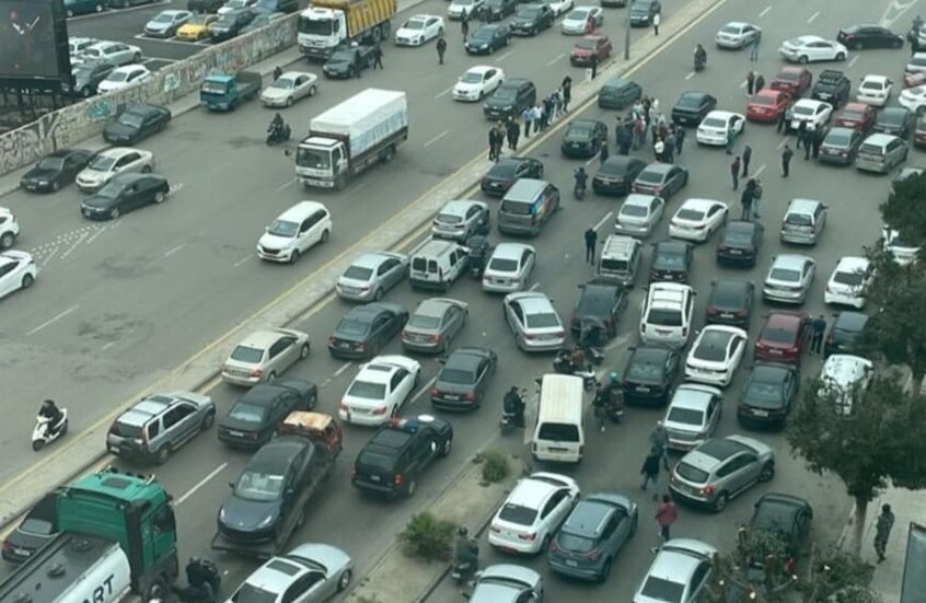 لبنان.. سائقو سيارات الأجرة يقطعون الطريق وسط بيروت بسبب ارتفاع أسعار المحروقات (فيديو)