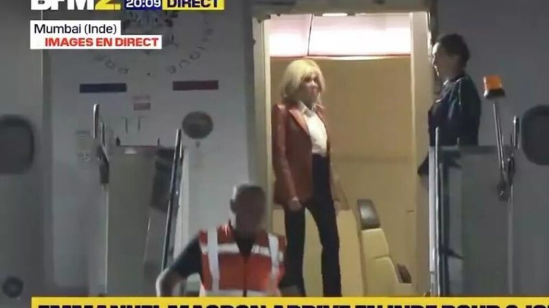 “ماذا حصل هناك بحق الجحيم؟” سياسي فرنسي يسخر من ماكرون وزوجته في الهند