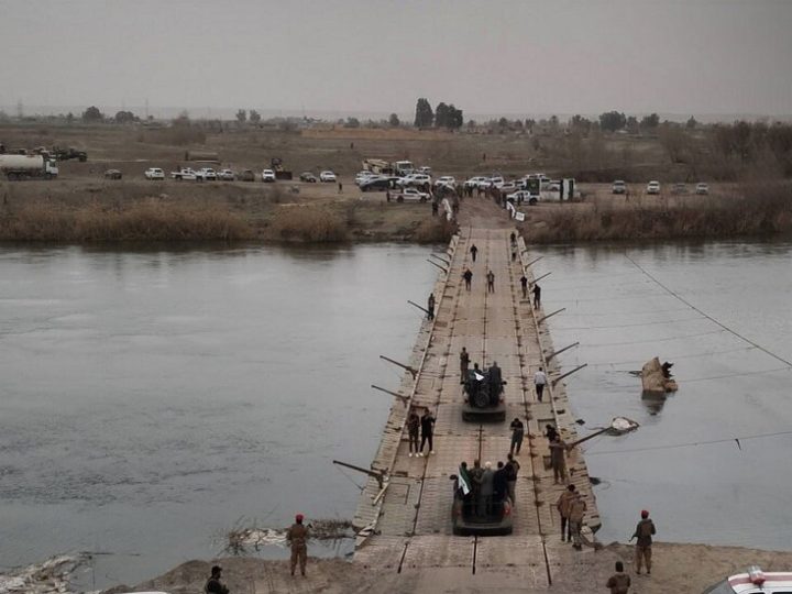 الجيش السوري يفتتح جسرا مؤقتا على نهر الفرات في دير الزور (صور)