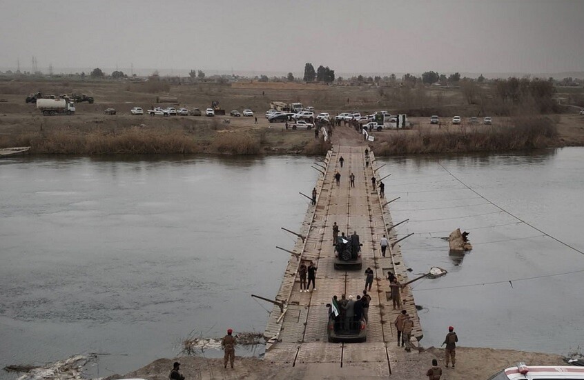 الجيش السوري يفتتح جسرا مؤقتا على نهر الفرات في دير الزور (صور)