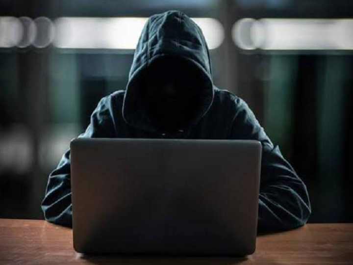 وزير مصري سابق يتعرض للنصب