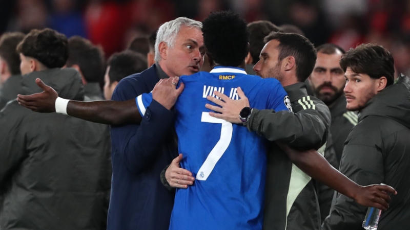 ريال مدريد يثأر من بنفيكا في مباراة توقفت لعشر دقائق بسبب حدث مؤسف