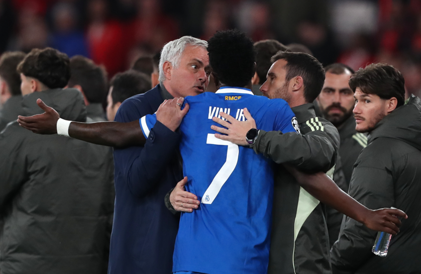 ريال مدريد يثأر من بنفيكا في مباراة توقفت لعشر دقائق بسبب حدث مؤسف