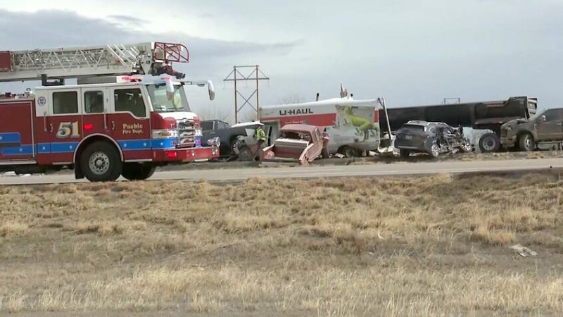 4 قتلى وعشرات المصابين في حادث تصادم مروع لأكثر من 30 مركبة في ولاية كولورادو الأمريكية (فيديوهات)