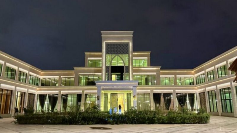 السعودية.. النيران تلتهم قصر باور (فيديو)