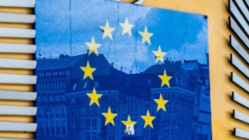 “بوليتيكو”: الاتحاد الأوروبي عاجز عن تمويل دوله المجاورة لروسيا