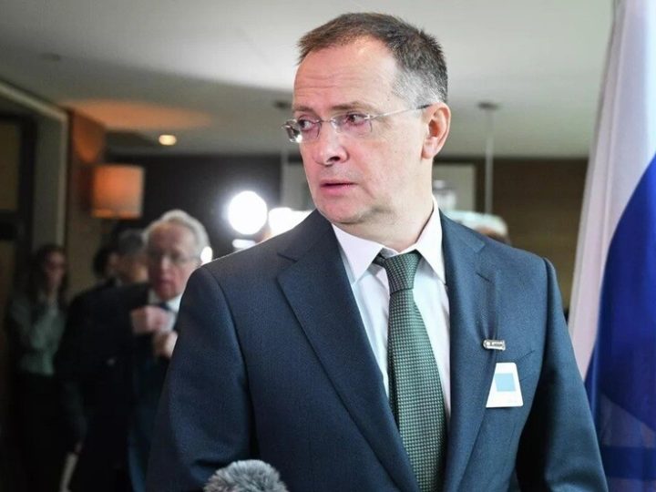 ميدينسكي يمزح حول “دروس التاريخ” في مفاوضات جنيف: توقفنا عند معمودية روسيا القديمة