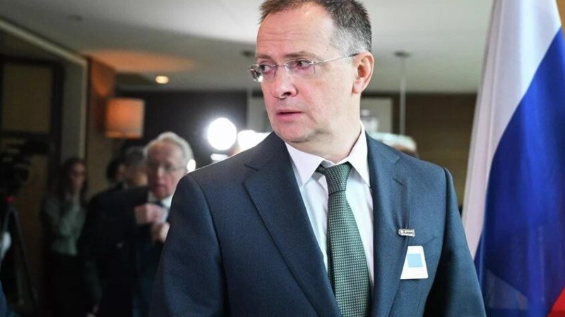 ميدينسكي يمزح حول “دروس التاريخ” في مفاوضات جنيف: توقفنا عند معمودية روسيا القديمة