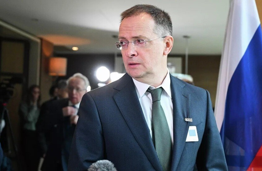 ميدينسكي يمزح حول “دروس التاريخ” في مفاوضات جنيف: توقفنا عند معمودية روسيا القديمة