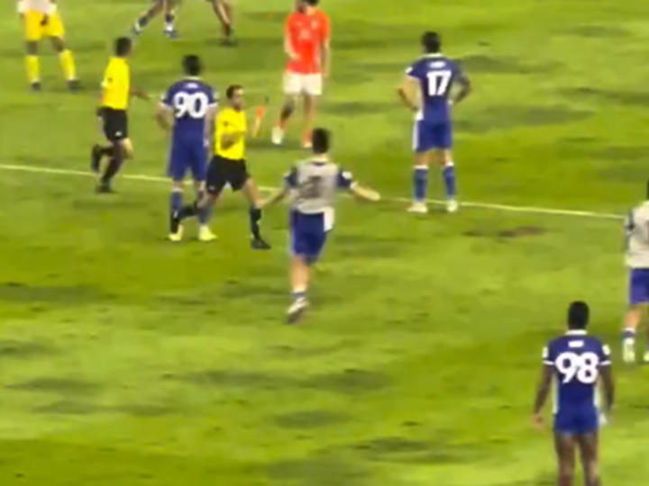 غادر الملعب مع مساعديه وهم يركضون.. حكم سعودي يتعرض لموقف صعب في دوري أبطال آسيا 2