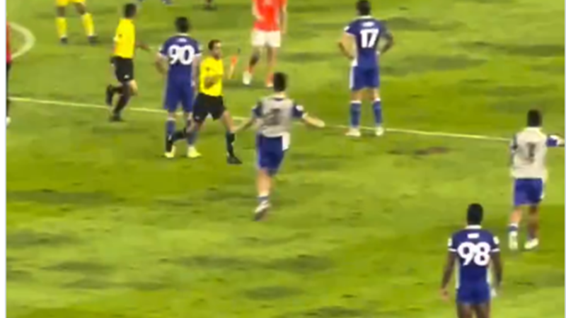 غادر الملعب مع مساعديه وهم يركضون.. حكم سعودي يتعرض لموقف صعب في دوري أبطال آسيا 2