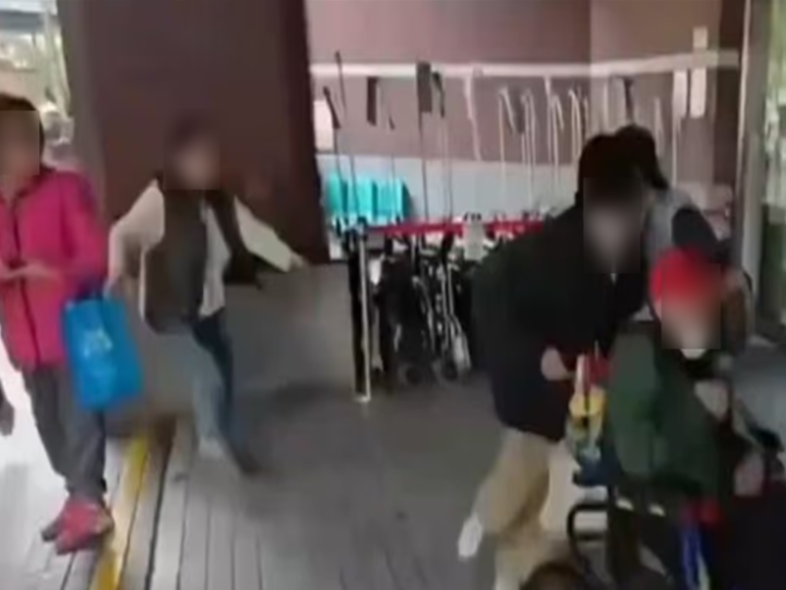 زواج سري لمليونير تجاوز الـ100 عام يشتعل خارج مستشفى في تايلاند (فيديو)