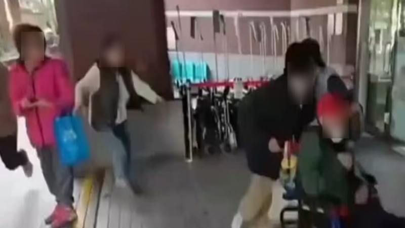 زواج سري لمليونير تجاوز الـ100 عام يشتعل خارج مستشفى في تايلاند (فيديو)