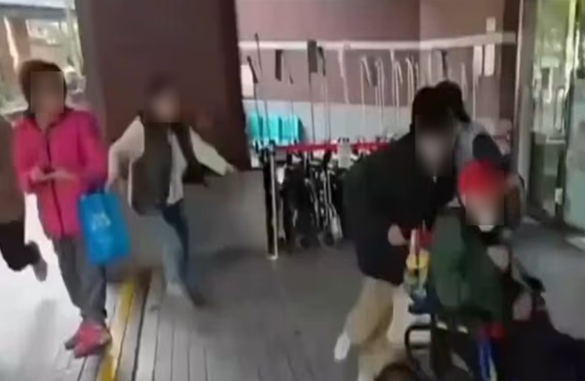 زواج سري لمليونير تجاوز الـ100 عام يشتعل خارج مستشفى في تايلاند (فيديو)