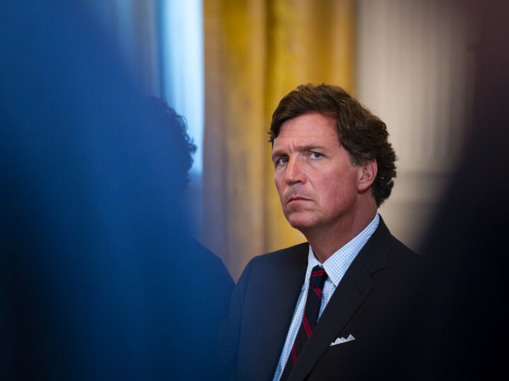 “احتجاز” تاكر كارلسون في إسرائيل