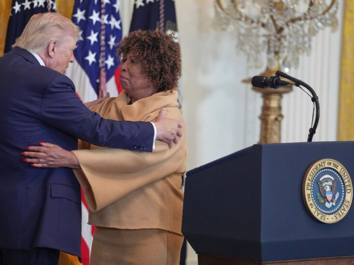 جدة غاضبة تشعل احتفال البيت الأبيض وتدافع عن ترامب بشراسة (فيديو)