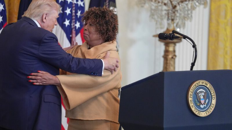 جدة غاضبة تشعل احتفال البيت الأبيض وتدافع عن ترامب بشراسة (فيديو)