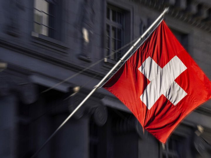 “مع احترامي لدول الشرق الأوسط”..  زيلينسكي يكشف سبب تفضيله سويسرا مقرا للتفاوض مع روسيا