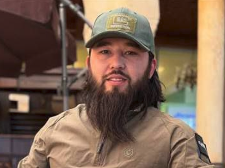 المقاتل التركستاني “أبو دجانة” خارج القضبان.. السجون السورية تفتح أبوابها تنفيذا لعفو رئاسي (فيديو)