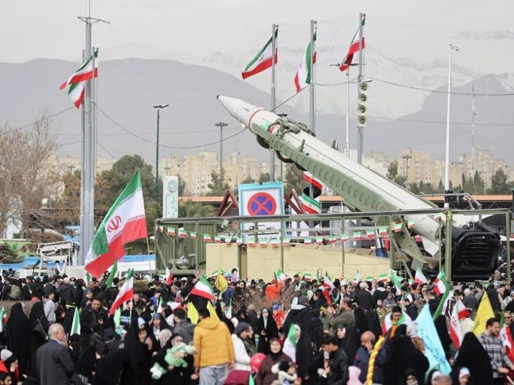 الكرملين يدعو لإعلاء الدبلوماسية في ملف إيران وسط تعزيز عسكري أمريكي في المنطقة