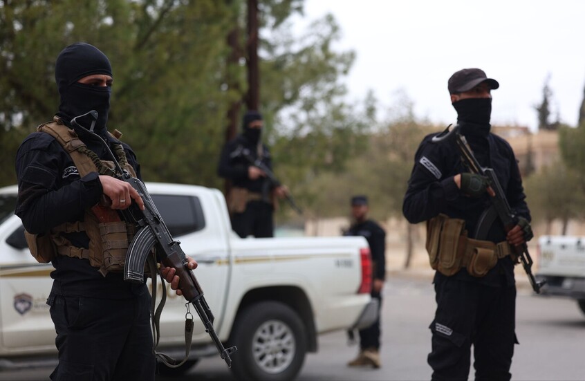 سوريا.. مقتل عنصر أمن وإصابة آخر و”داعش” يتبنى الهجوم