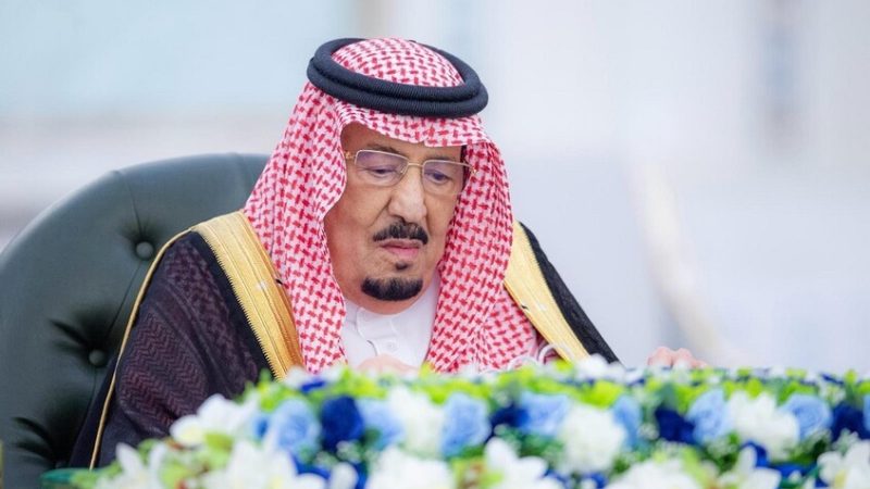 الملك سلمان يمنح وسام الملك عبد العزيز من الدرجة الثالثة لـ200 مواطن ومواطنة