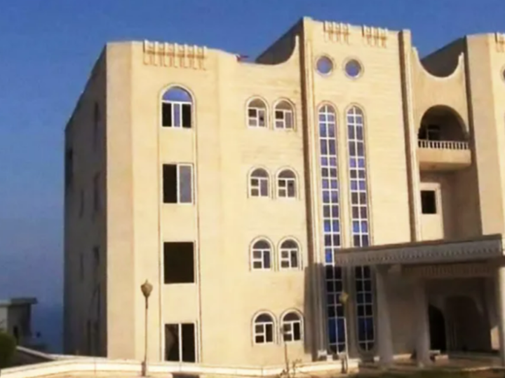 اليمن.. محاولة اقتحام قصر معاشيق تصعد التوتر في عدن وتسفر عن 12 مصابا