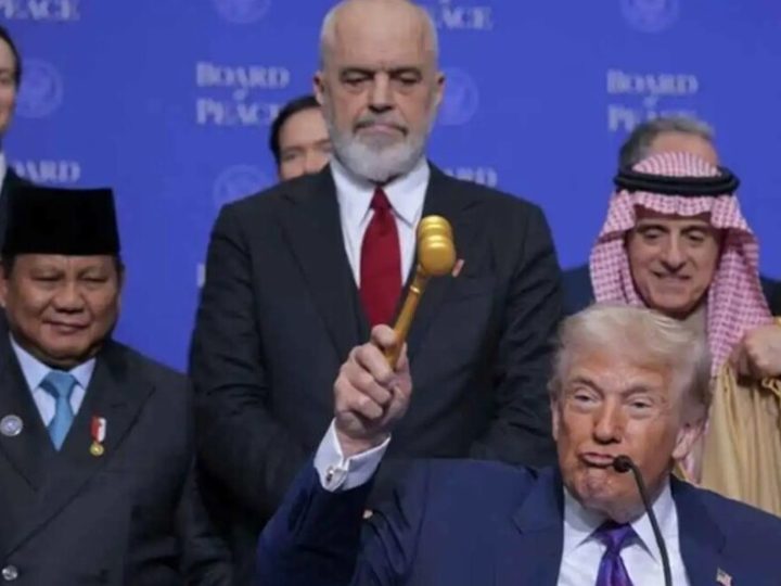 ترامب “يسرق” مطرقة من الذهب الخالص في “مجلس السلام” (فيديو)