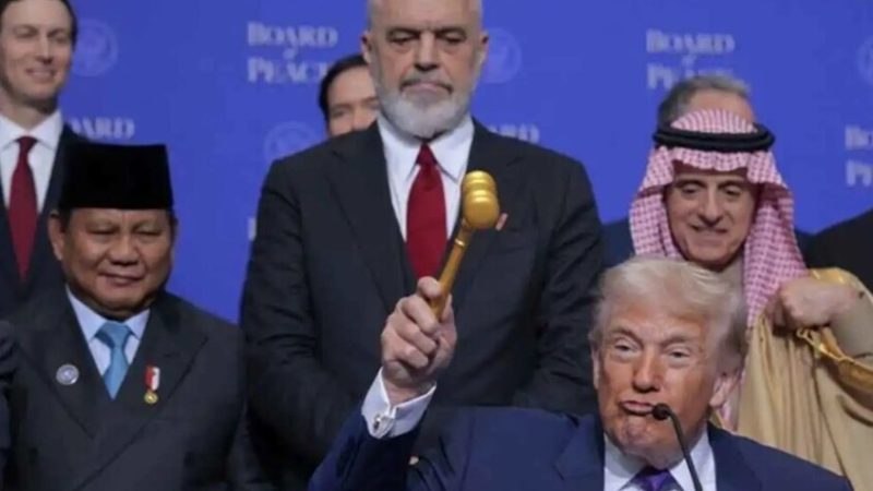 ترامب “يسرق” مطرقة من الذهب الخالص في “مجلس السلام” (فيديو)