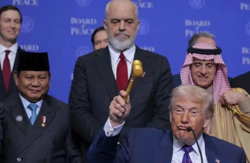 ترامب “يسرق” مطرقة من الذهب الخالص في “مجلس السلام” (فيديو)