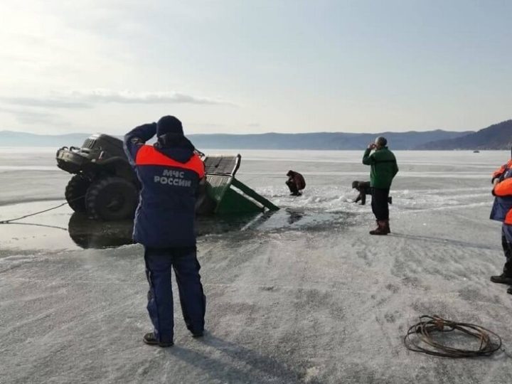 رجال الإنقاذ الروس يعثرون على جثث 7 أشخاص في موقع الحافلة الغارقة في بحيرة بايكال