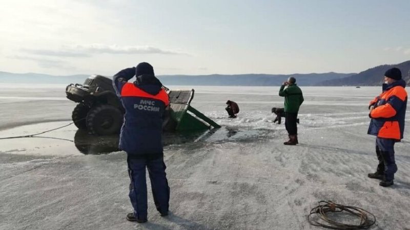 رجال الإنقاذ الروس يعثرون على جثث 7 أشخاص في موقع الحافلة الغارقة في بحيرة بايكال