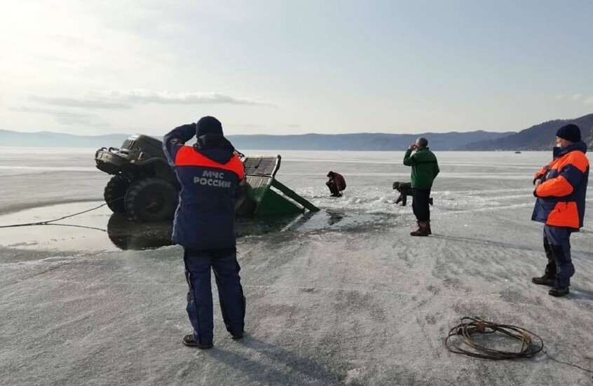 رجال الإنقاذ الروس يعثرون على جثث 7 أشخاص في موقع الحافلة الغارقة في بحيرة بايكال